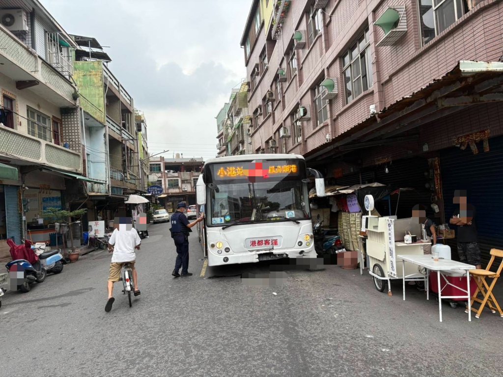 高雄小港鳳林路意外-大客車突入對向車道釀擦挫傷事故