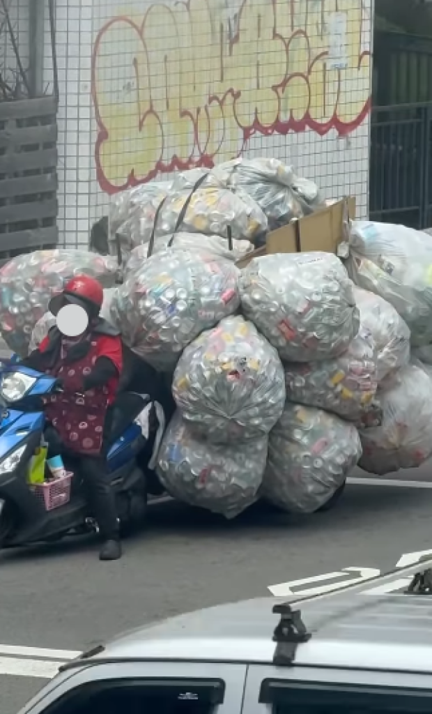 台中「移動回收山」！阿嬤機車狂載數袋瓶罐-網友驚呼：比發財車還猛