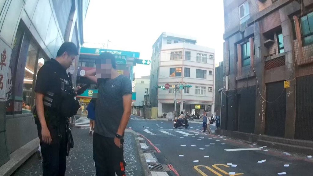桃園私校外拋撒傳單控教師欠錢不還 警方逮捕發傳單男子究辦