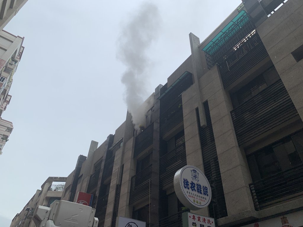 高雄左營透天竄煙!疑瓦斯爐煮水「忘關火」引燃抽油煙機