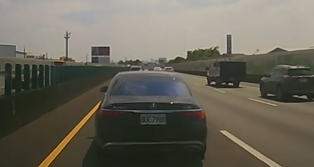邁巴赫國道擋救護車! 駕駛檢舉國道警回覆行車紀錄影像無法看到救護車「不予舉發」