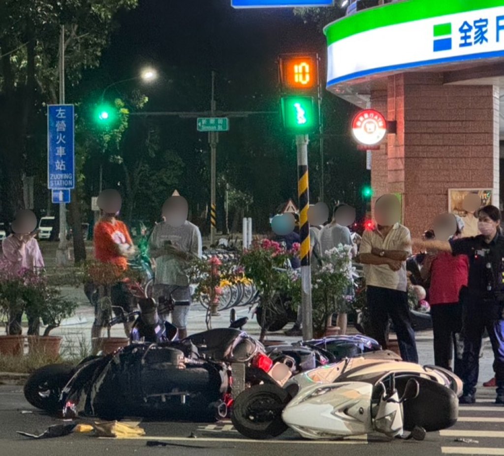 快訊/「待撞區」又出現!高雄轎車左轉撞噴機車 4車被波及倒一排
