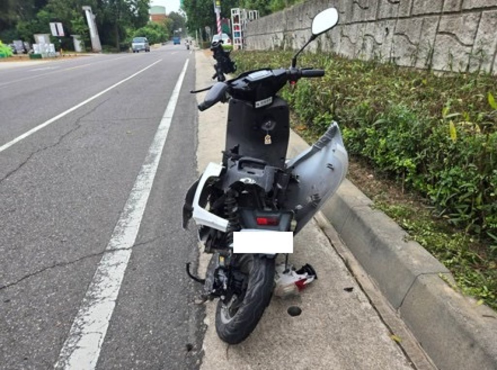 陸客騎微型電動二輪車-金門自由行遭小客車追撞-命危搶救中