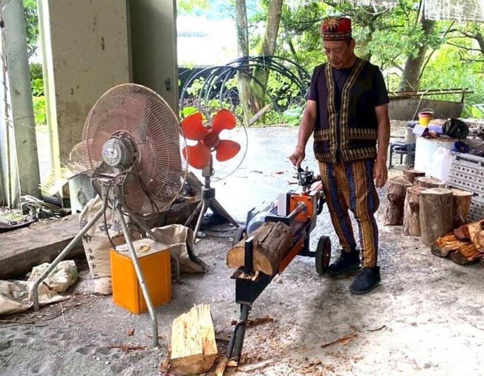 ▲有了油壓劈柴機,李大哥再也不用傳統斧頭劈砍木材,可以避免反覆彎腰、出力敲擊帶來的身體勞損。(中彰投分署提供)