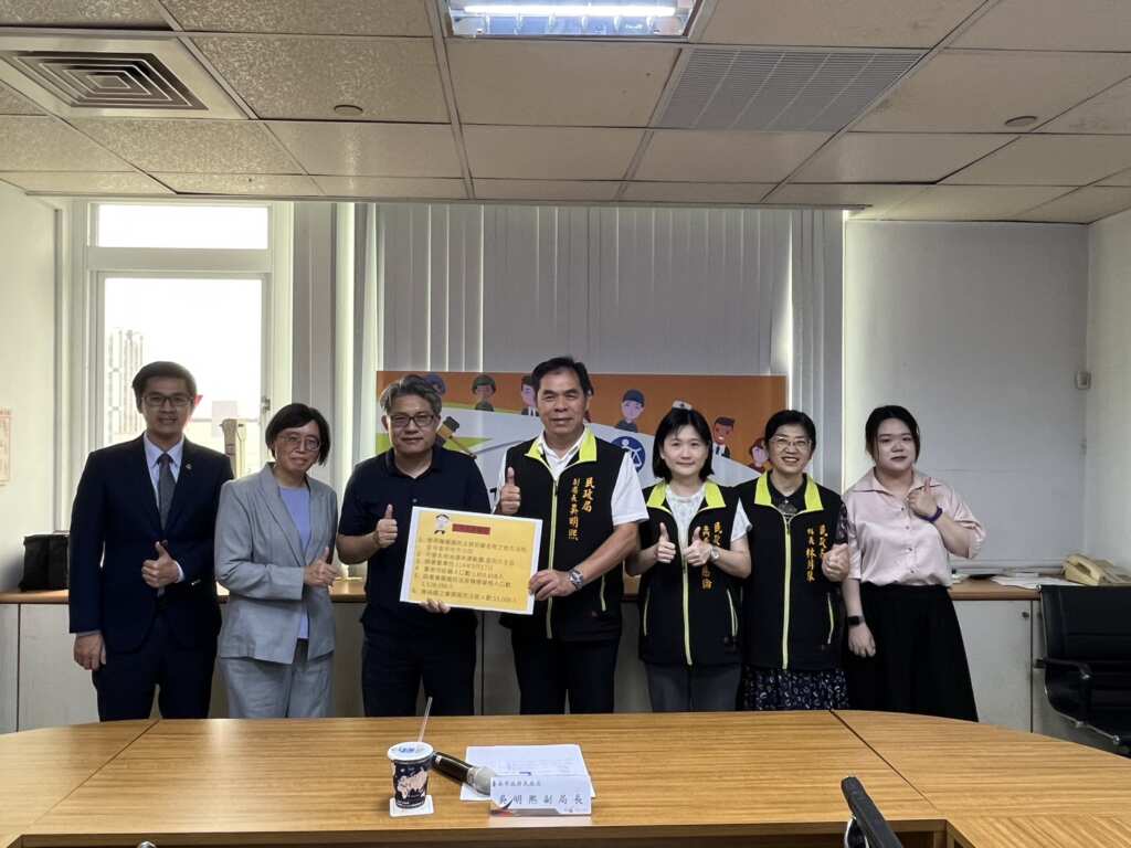 ▲臺南市政府民政局副局長吳明熙與臺南地方法院代表庭長陳金虎、臺南地方檢察署主任檢察官黃齡慧、律師公會代表律師黃逸豪與法院相關人員於抽選程序順利完成後合影。