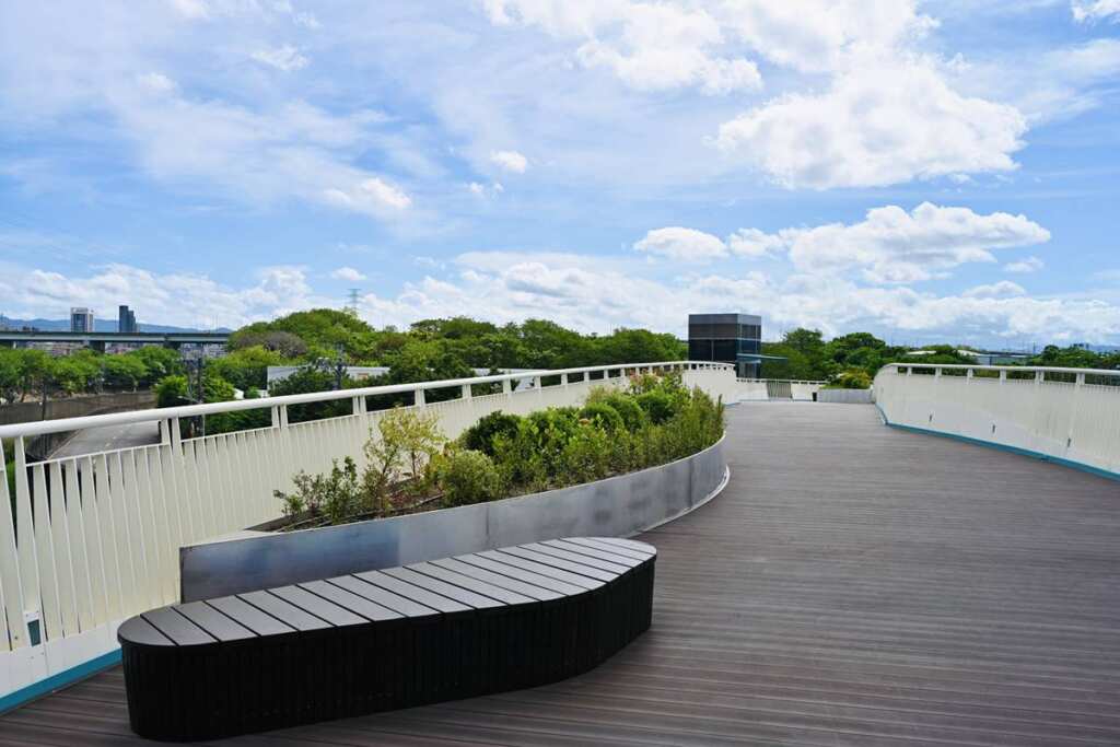 ▲五股環保藝術公園跨河景觀橋可同時容納行人與自行車通行，並設有無障礙電梯、牽引坡道與休憩座椅，方便長輩及推嬰兒車的家長使用。