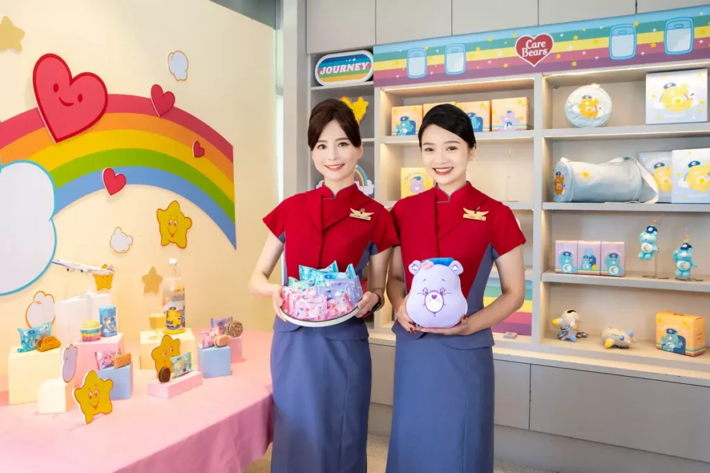 華航同步推出獨家限量周邊，將 Care Bears™ 的溫暖與療癒帶進旅程。（圖片提供：五桐號）