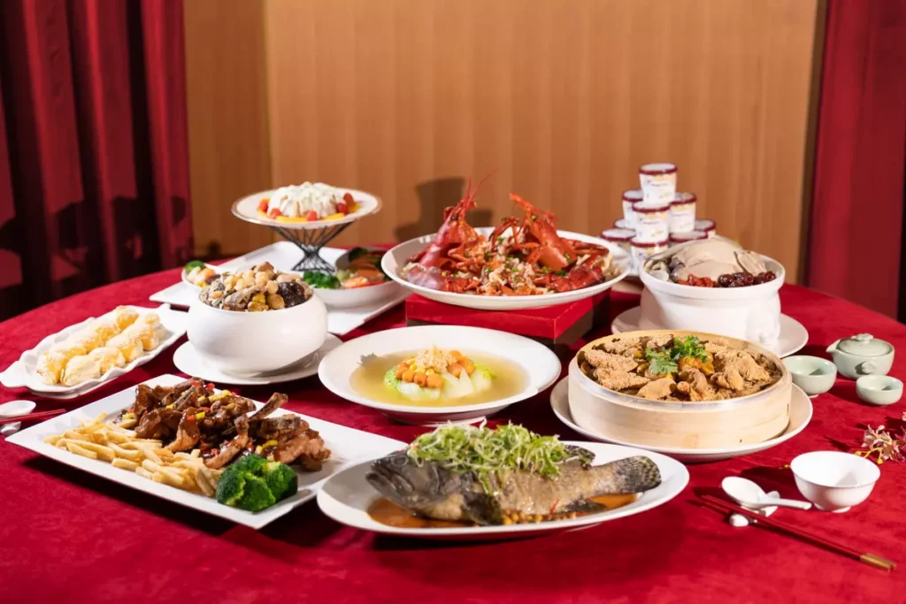 汐止福泰大飯店推出「萬馬奔騰」尾牙春酒專案,尊榮宴席每桌10人|NT$15,800+10%,期限內下訂可享9.5折早鳥優惠,35桌以上更贈送「豪華客房1晚」。