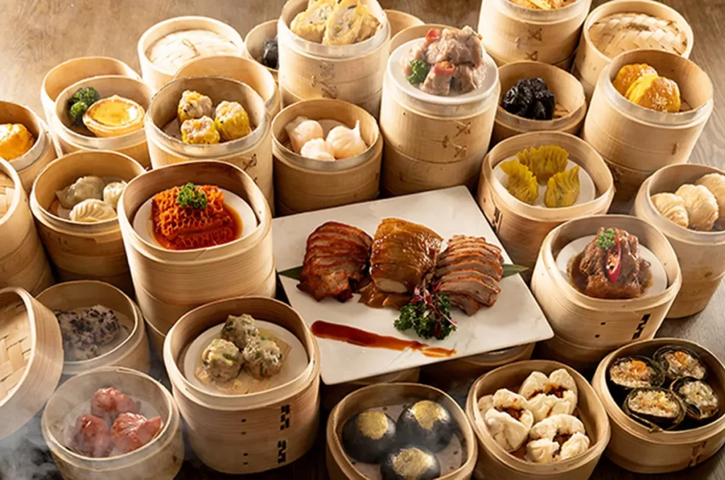 日蘊堂餐廳主打港點吃到飽,週一至週五午晚餐、週六日午餐時段供應,每人只要788元起,4人同行第4人優惠半價,5人同行第5人免費,嚴選超過50道經典粵式佳餚。圖/蘊泉庄提供