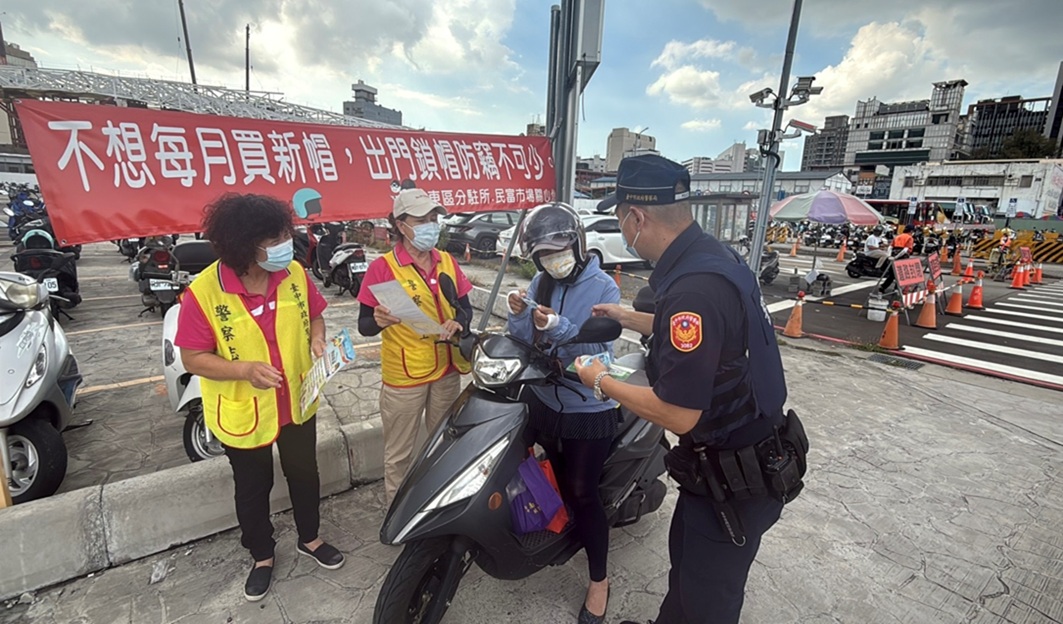 ▲圖說:第三分局東區分駐所結合志工隊,在人潮眾多新民街市場及周邊停車場宣導「安全帽防竊」 (圖/台中市政府 提供)