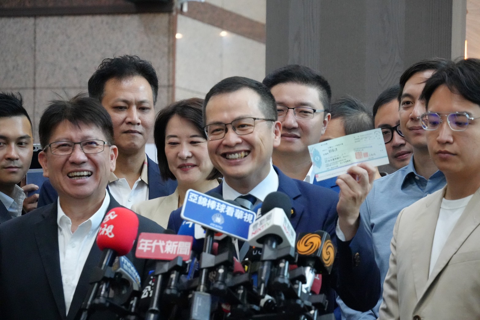 13位藍委陪同羅智強登記!刀口對外團結下架賴清德