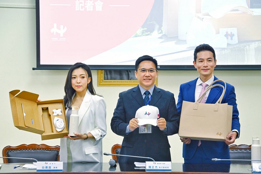 114國慶禮賓紀念品開箱 慶籌會將抽出100名幸運兒 214 114國慶禮賓紀念品開箱 慶籌會將抽出100名幸運兒 213