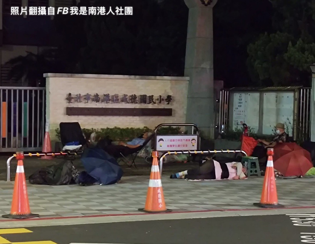 民眾為搶羽球場徹夜露宿 陳宥丞諷:台北市不像智慧城市 228 民眾為搶羽球場徹夜露宿 陳宥丞諷:台北市不像智慧城市 227