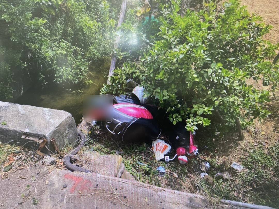 【有片】蘆竹機車離奇摔進1公尺深草叢 騎士、乘客雙雙送醫 688137
