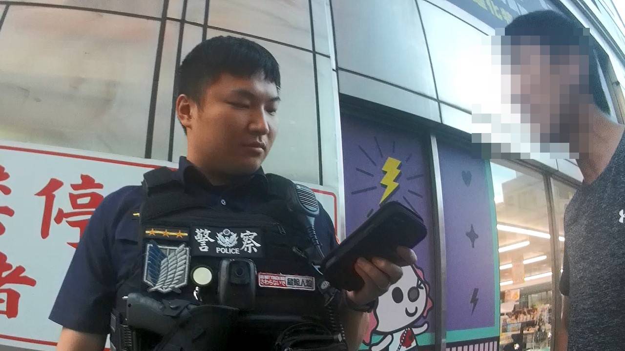 桃園黑衣男校門口狂撒傳單討債嚇壞師生 1原因恐被開罰 2301346 0
