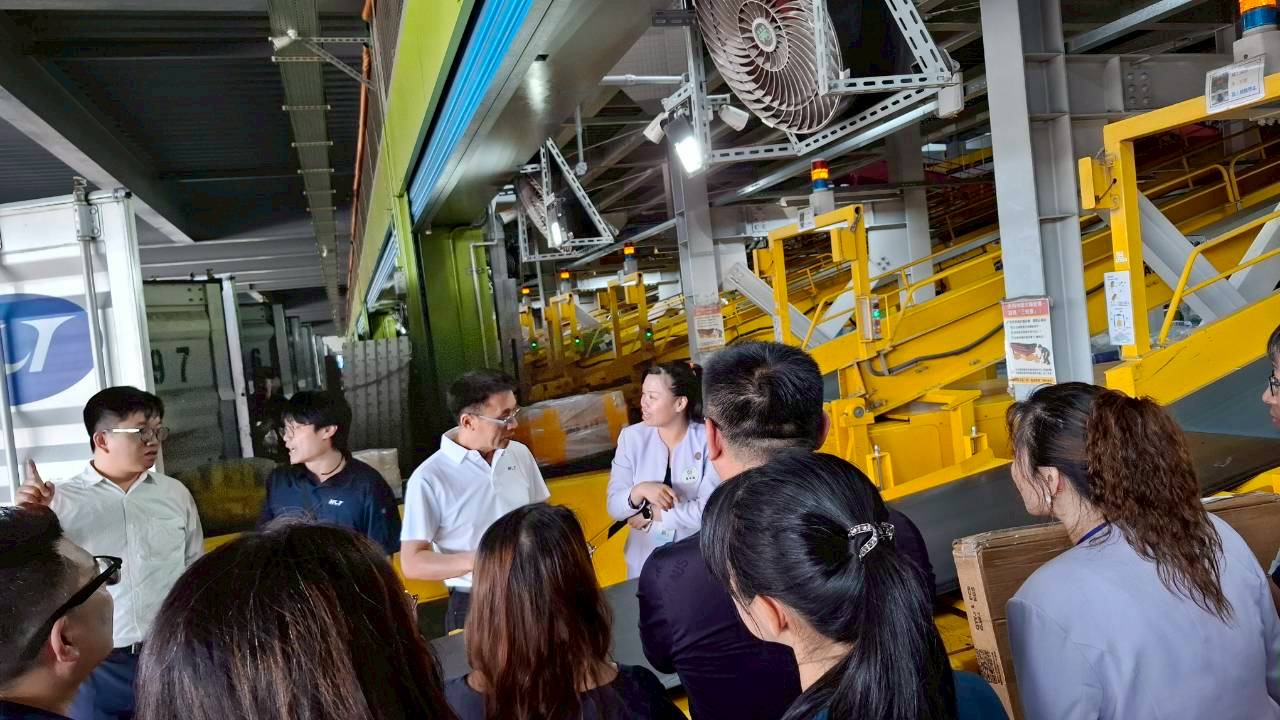 新創總會團體會員走進新竹物流八里國際轉運中心，近距離觀摩智慧分揀系統運作，現場氣氛熱烈。（圖/新創總會提供）