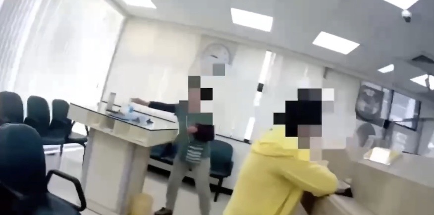 員警接獲通報及時趕赴銀行詢問民眾情況。