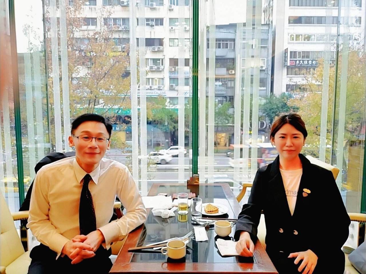 不動產營業員張富美(Elma;右)主辦的「外匯保證金公益講座」將以實際行動回饋社會。(圖/記者翻攝)
