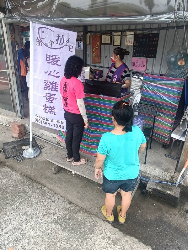 ▲民眾排隊兌換雞蛋糕。
