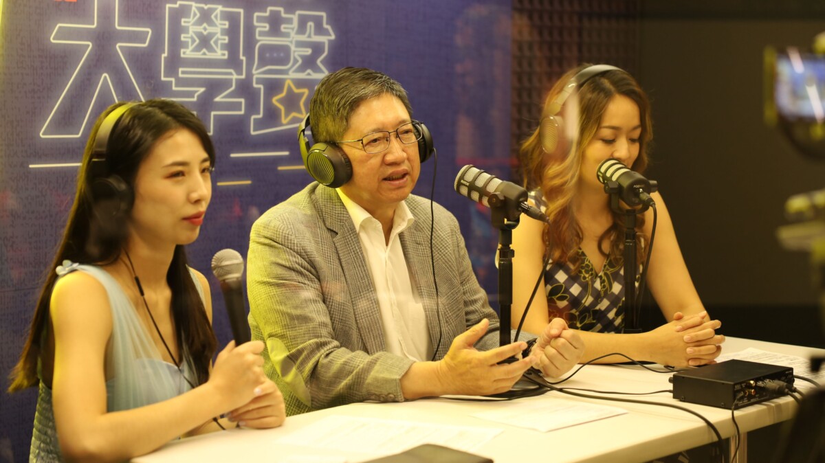 ▲「Let’s Talk大學聲」111年在竹北遠百打造播音間,邀請縣長楊文科暢聊青年事務。