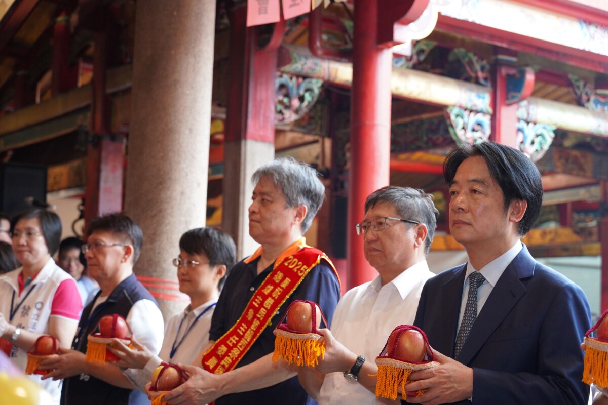 ▲總統(右一)親臨褒忠義民祭典,縣長立委齊聚,場面莊嚴盛大,展現對地方文化的重視。