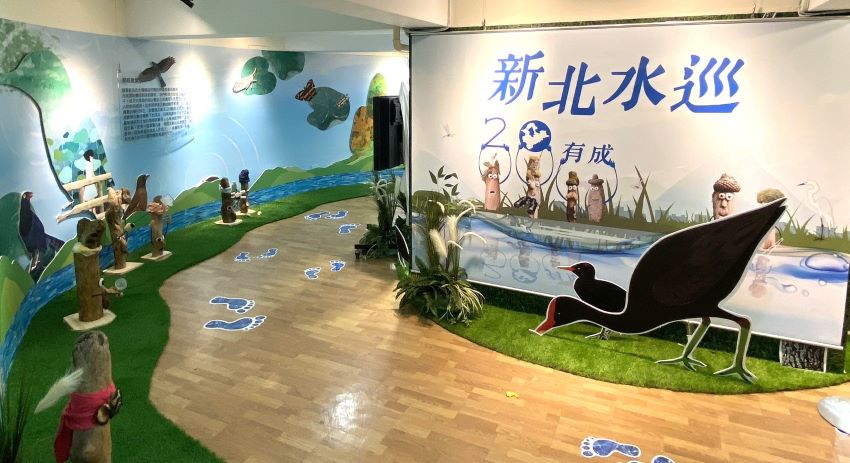 見證河川守護歷程 新北水巡20有成 1 《圖說》《新北水巡 20有成》特展以漂流木、自然材及回收物打造的「水巡小木人」裝扮成水巡隊中不同的角色引導觀展。〈環保局提供〉