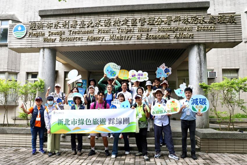 低碳旅遊新典範 新北三條綠色旅遊深耕地方創造多贏 1 《圖說》觀光旅遊局楊宗珉局長(中排右3)、臺北水源特定區管理分署劉秀鳳分署長(中排右4)與媒體朋友及旅遊業者齊聚坪林,開啟新北市綠色旅遊新里程碑。〈觀旅局提供〉