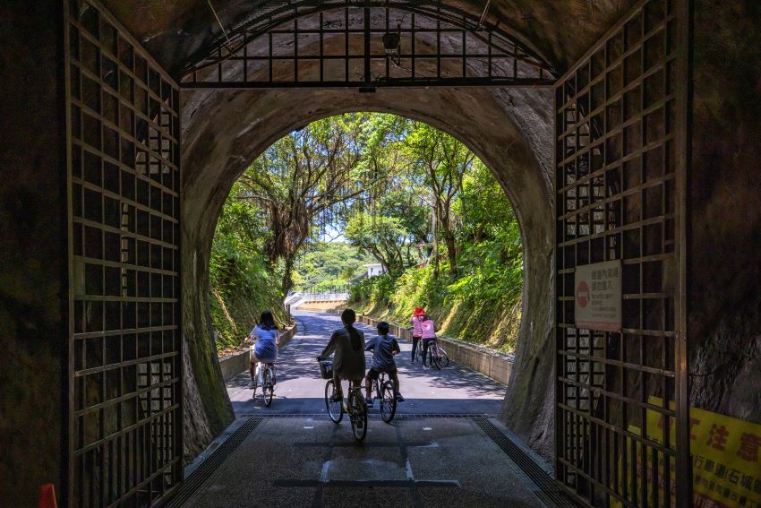 低碳旅遊新典範 新北三條綠色旅遊深耕地方創造多贏 4 《圖說》遊客可透過「鐵道綠跡 雙溪貢寮人文走讀」2日遊遊程下榻於福隆福容飯店,並迎著晨風,騎著鐵馬,漫遊於舊草嶺隧道中。〈觀旅局提供〉