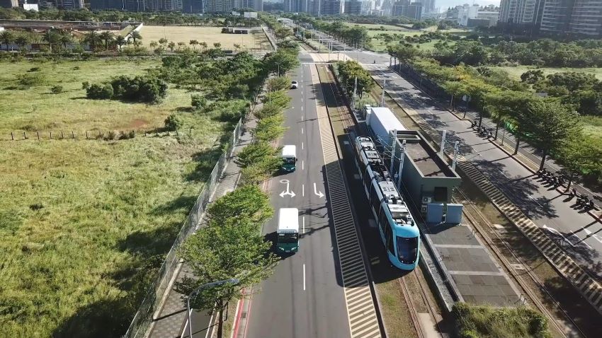 《圖說》世界無車日搭輕軌出遊，為城市的永續生活加油。〈交通局提供〉