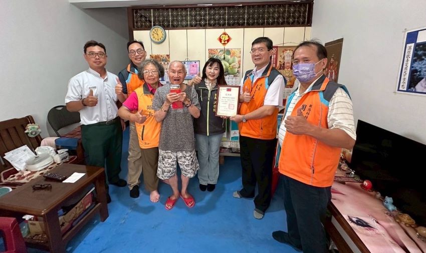 中秋佳節郵我陪你 板郵秋節關懷新北獨居長輩 3 《圖說》探訪獨居多年85歲游老先生。〈主辦單位提供〉