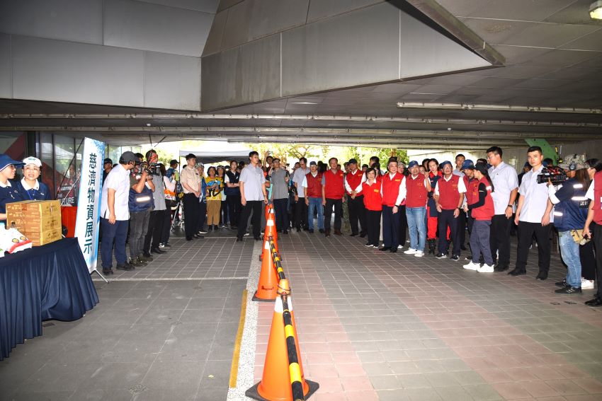 半預警無腳本國家防災日 新北逾900人百餘車輛演練 4 《圖說》行政院長及侯友宜市長視導新莊區防災協作中心志工參演情形。〈消防局提供〉