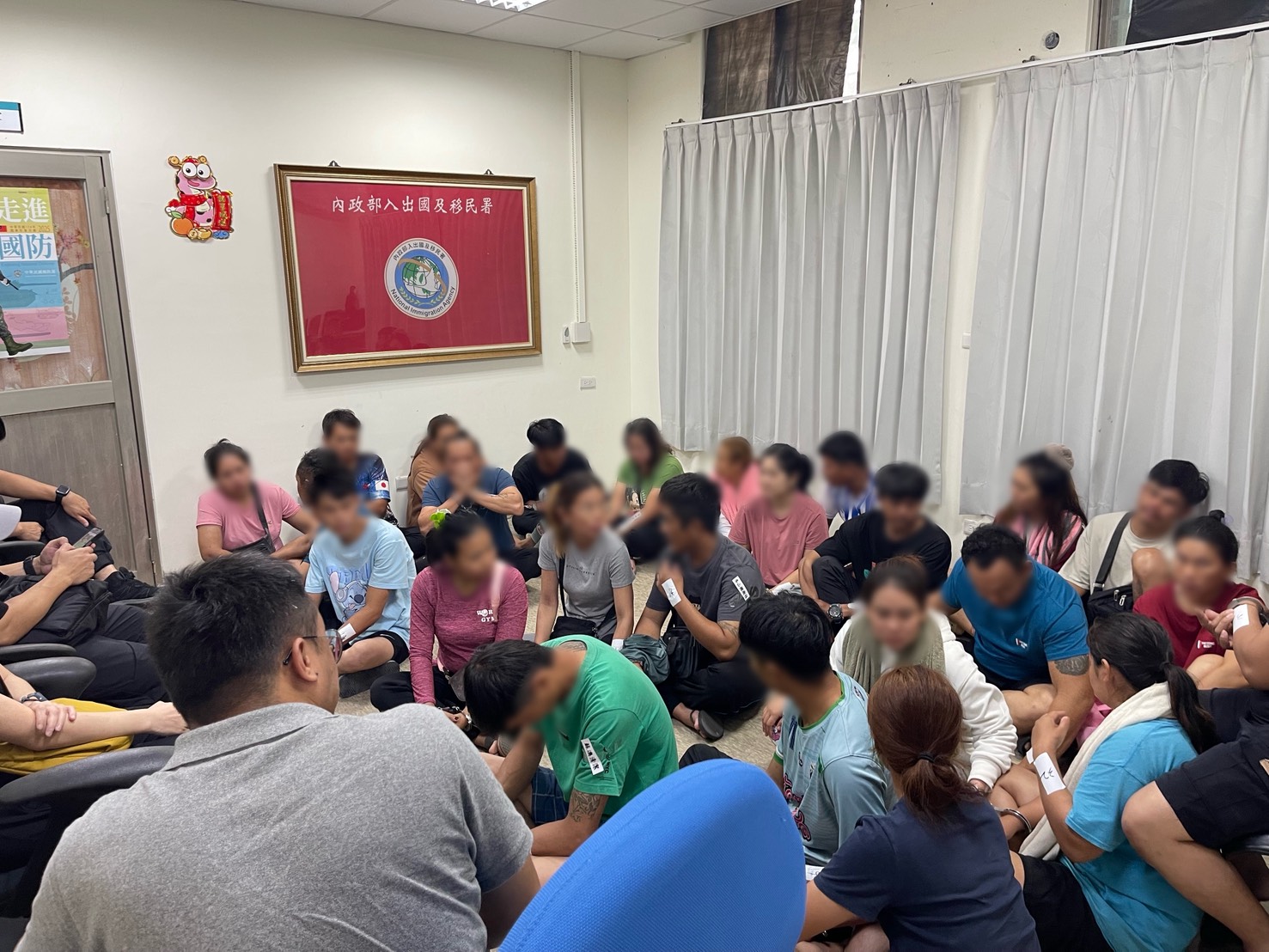 (有影片)大型派工集中營!非法仲介行徑囂張移民署與檢警巡合力逮人 - https://www.watchmedia01.com