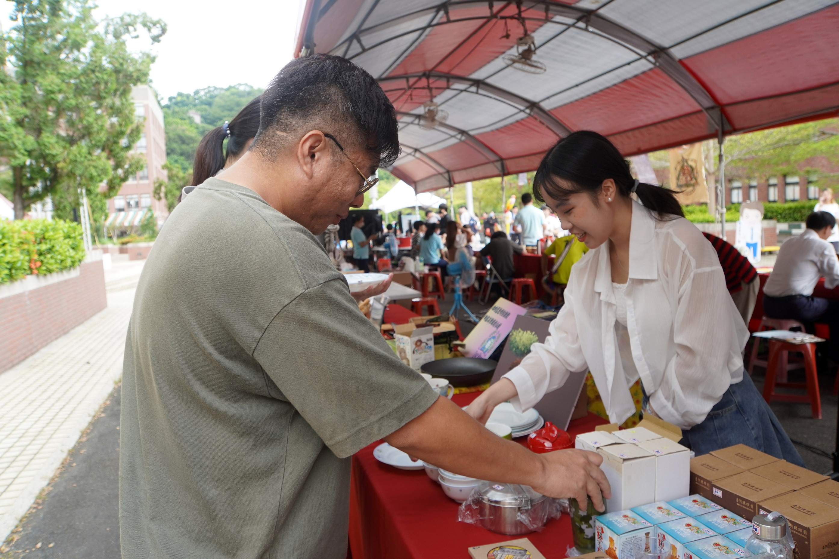 大葉「綠生活二手市集」開跑 師生一起做環保、幫助學弟妹 - https://www.watchmedia01.com