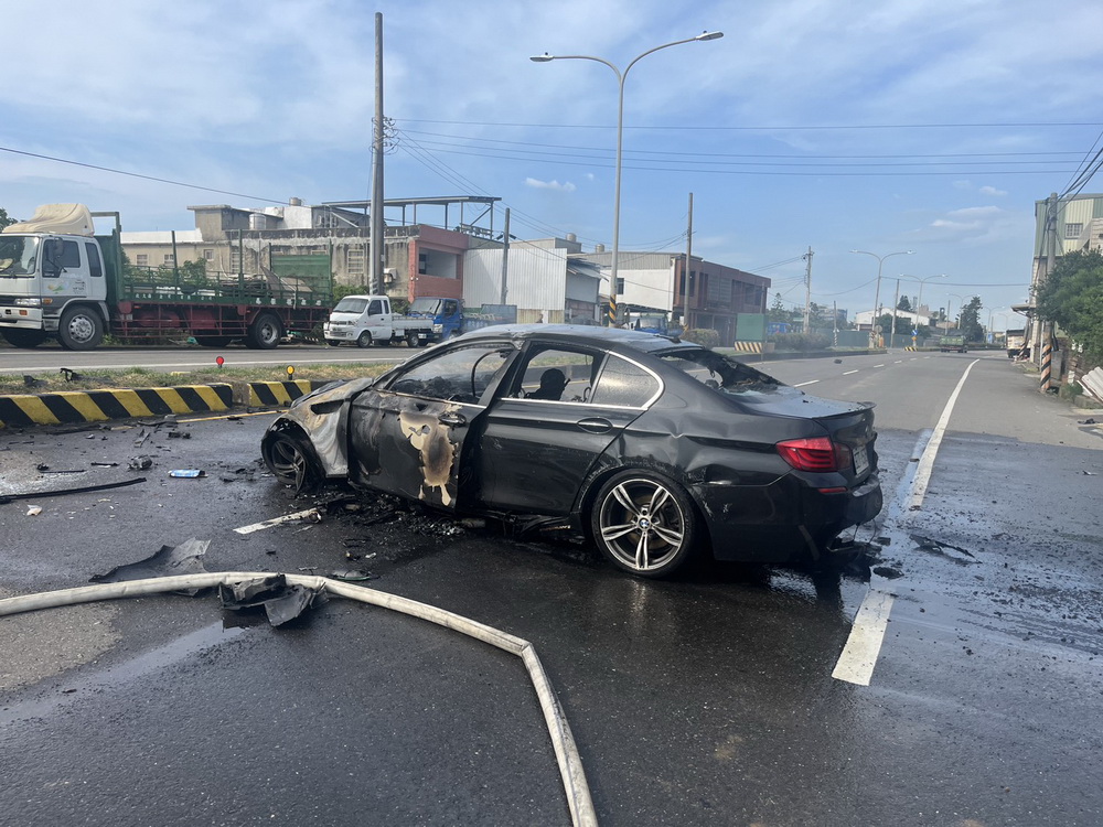火燒車驚魂!桃園新屋自小客車自撞分隔島起火 駕駛送醫無大礙 - https://www.watchmedia01.com