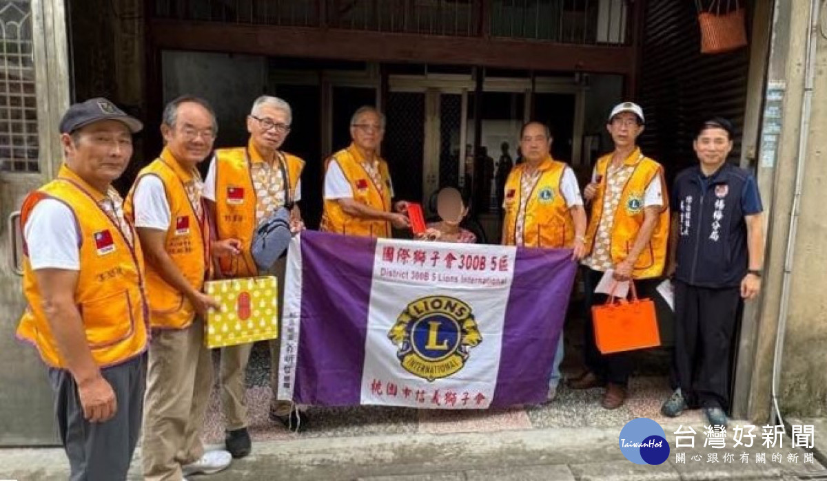 楊梅分局攜手信義獅子會中秋送暖,關懷弱勢家庭。