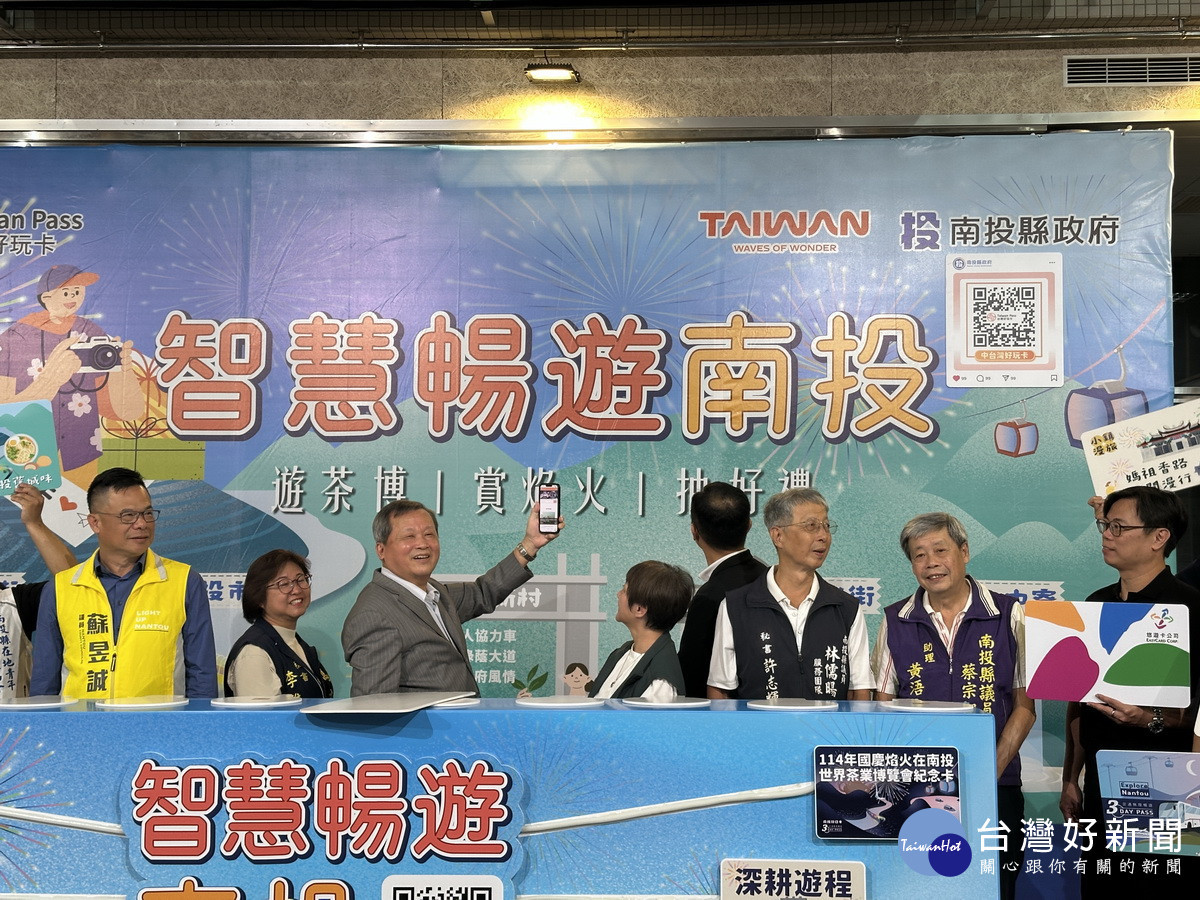 副縣長王瑞德當場以手機掃描QRcode進入購卡程序。(記者扶小萍攝)<br /><br /> <br /><br />