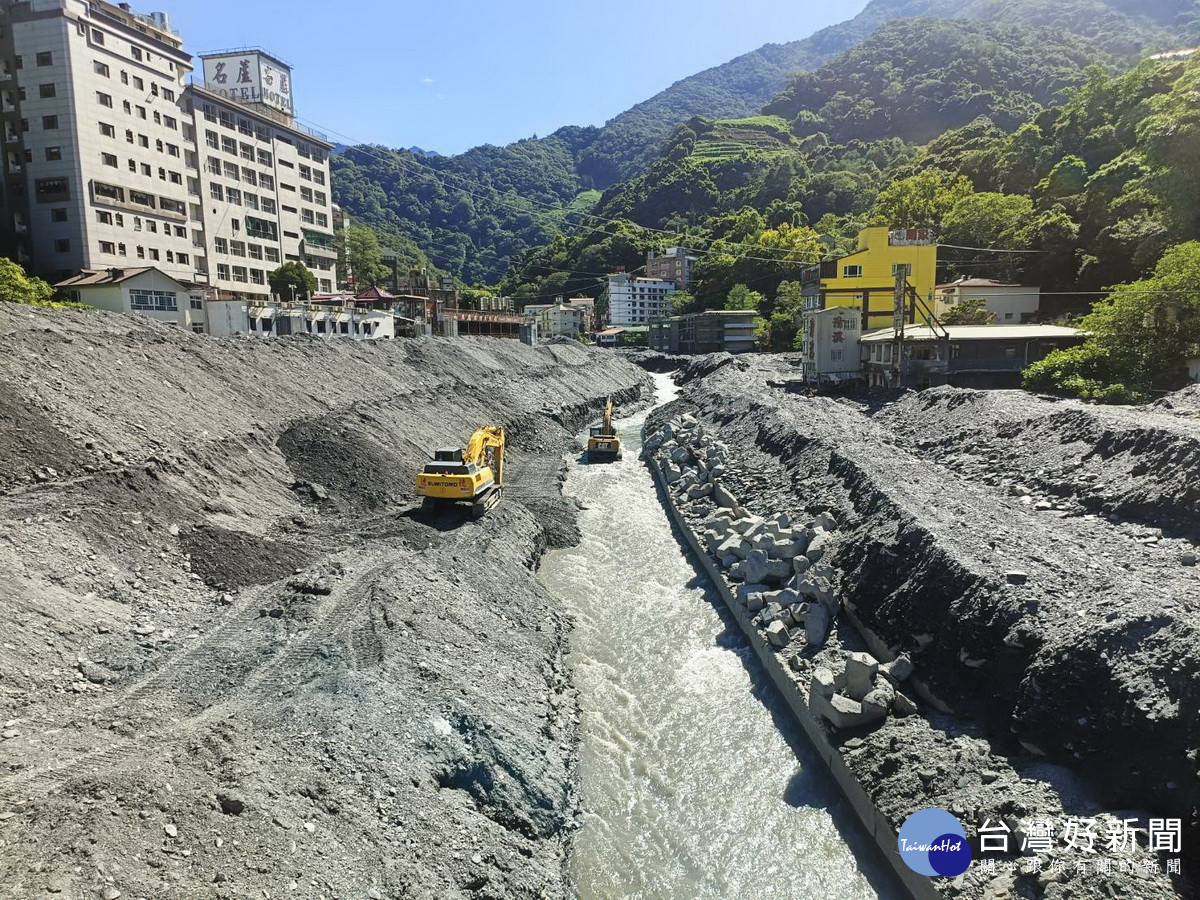 塔羅灣溪河道疏濬中。（四河分署提供）<br /><br /> 