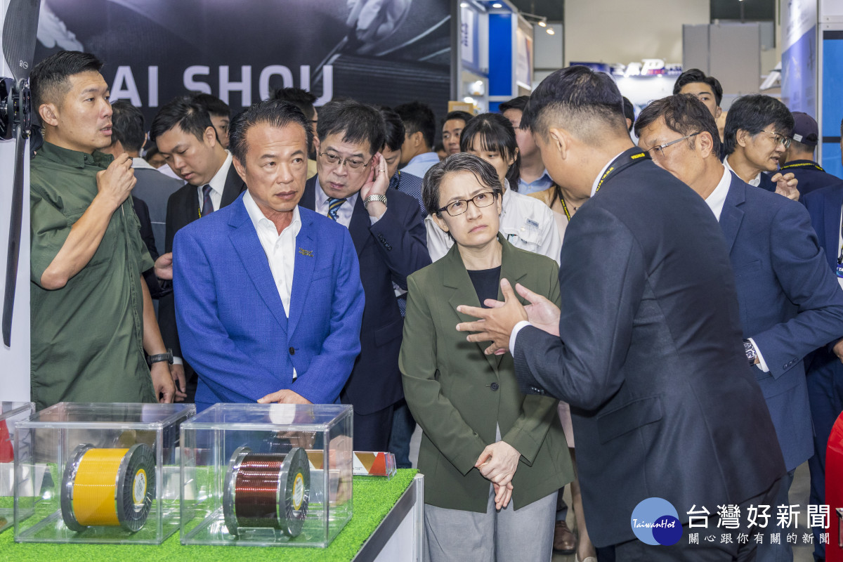 亞洲無人機AI創新應用研發中心在2025台北國際航太暨國防工業展亮相，今19日縣長翁章梁陪同副總統蕭美琴參觀會場／林詩涵翻攝