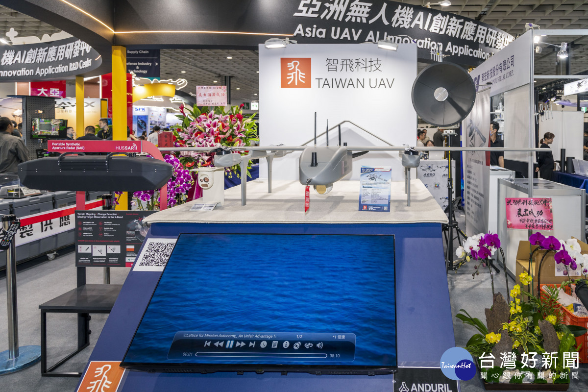 亞洲無人機AI創新應用研發中心在2025台北國際航太暨國防工業展亮相，今19日縣長翁章梁陪同副總統蕭美琴參觀會場／林詩涵翻攝