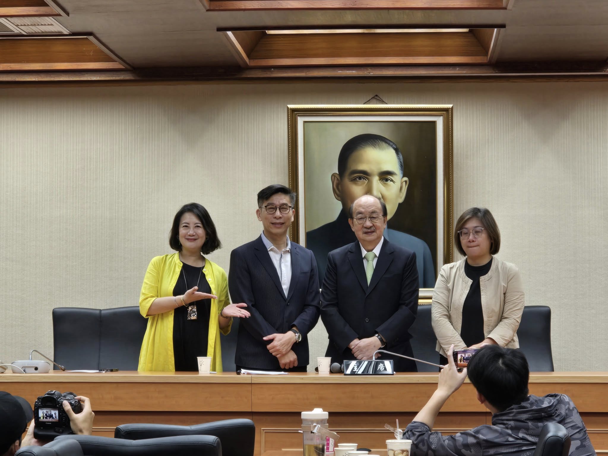 民進黨立院黨團19日選舉黨團幹部,總召仍柯建銘(右2)擔任,新任幹事長由鍾佳濱(左2)擔任,書記長則由陳培瑜(右)續任。民進黨立院黨團提供