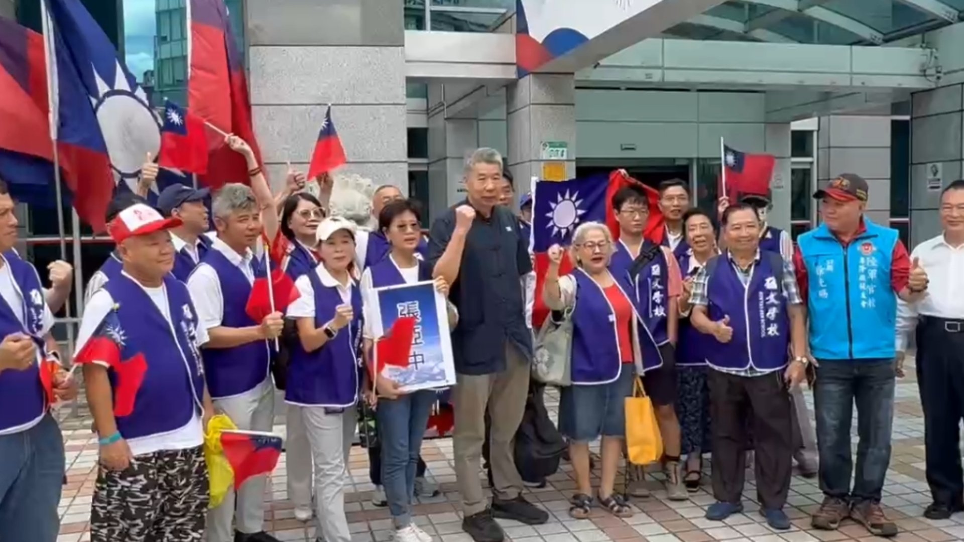 張亞中19日前往國民黨中央登記參選黨主席選舉。翻攝畫面