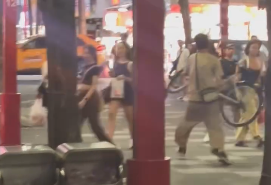 影/男大鬧西門町!拿腳踏車砸路過民眾 目擊者:我還被他飛踢