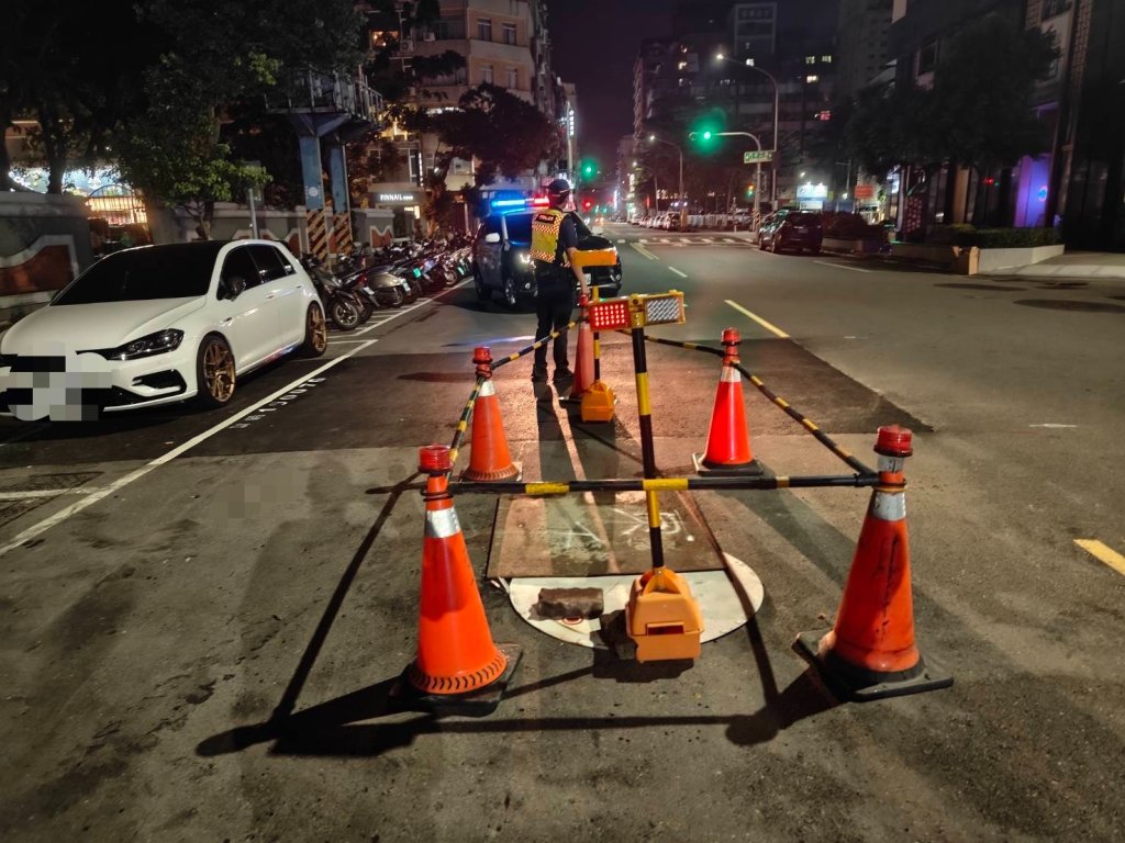 天坑又現?!-高雄瑞源路驚現「60公分深坑洞」-2轎車慘中招爆胎卡路中