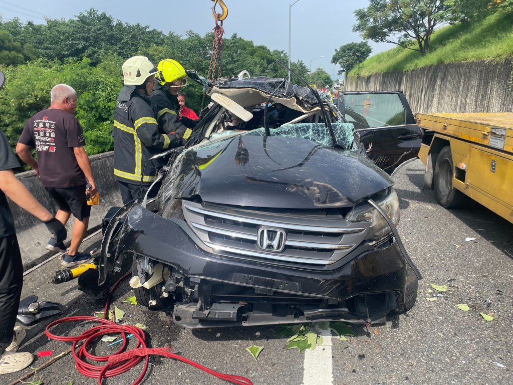 國六舊正交流道驚險自撞!休旅車墜匝道5人受傷送醫