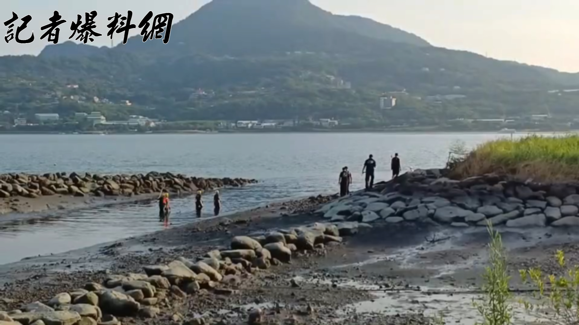 警方、消防人員及家屬在淡水河沿岸進行了多次地毯式搜索,但始終未能找到王婦的蹤影
