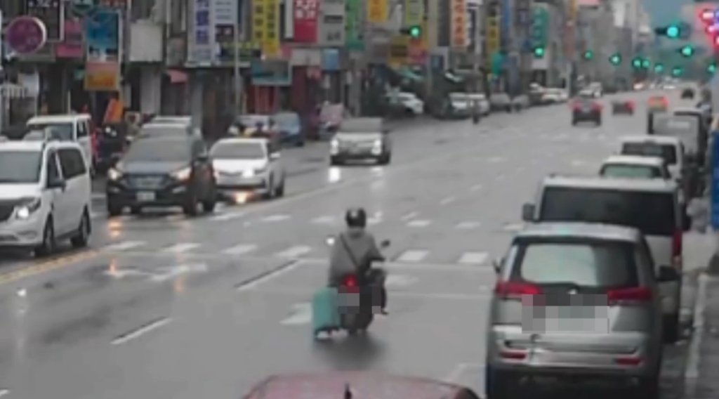 「高雄人無極限」!男單手騎車「拖行李箱狂飆」網驚:輪子沒事?警開罰了