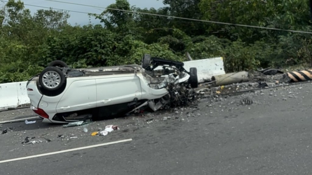 快訊/台南佳里嚴重車禍!自小客猛撞「人卡車底」-電桿、石墩被撞爛