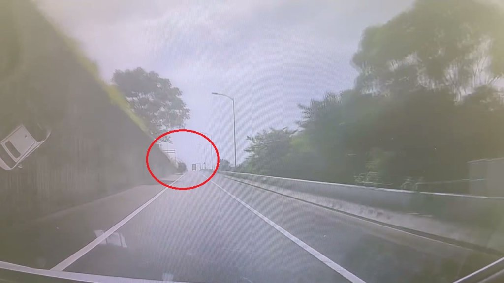 影/休旅車自撞墜國6匝道影片曝光!車內乘客拋飛5人傷 目擊駕駛嚇壞