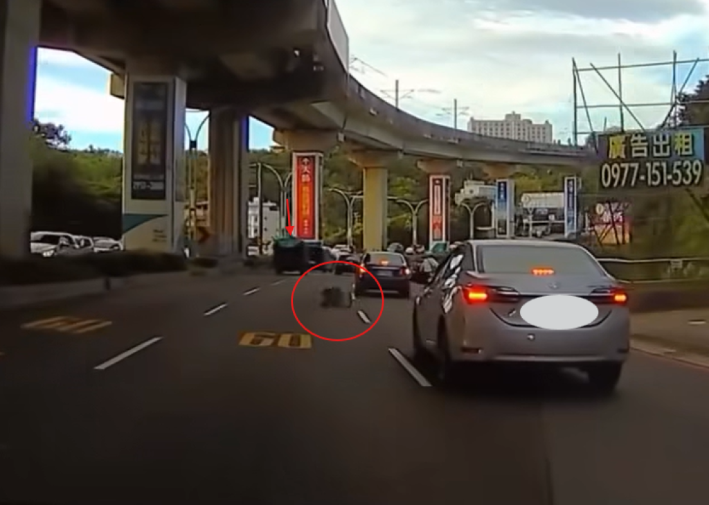 貨車後斗沒鎖!板車掉落驚險瞬間-網友怒批:宣導再多也沒用