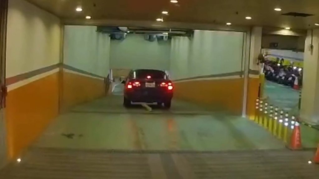 影/又是這阿伯!昨開車卡煉油廠平交道險撞列車 今下義享天地停車場連撞防撞桿